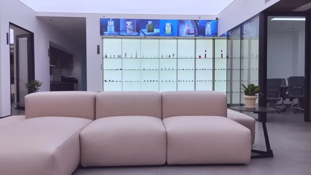 世邦五金产品展厅实景水盖酒瓶盖样品-锌铝合金摆件展示