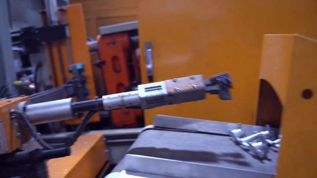 锌合金香水盖压铸生产过程精密压铸工艺实拍展示