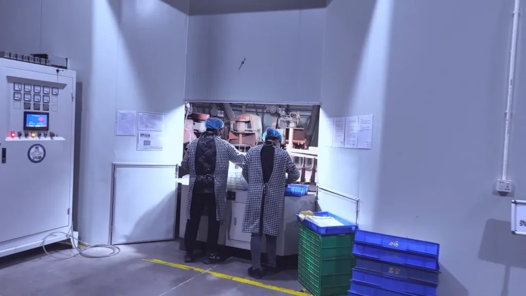 锌合金香水盖酒瓶盖自动抛光抛光生产线高效打磨作业实拍