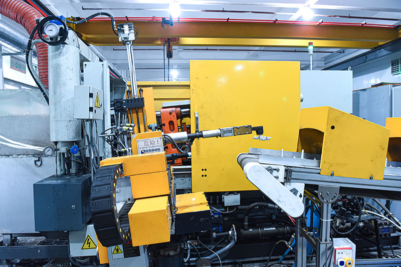 锌合金香水盖压铸车间展示压铸设备